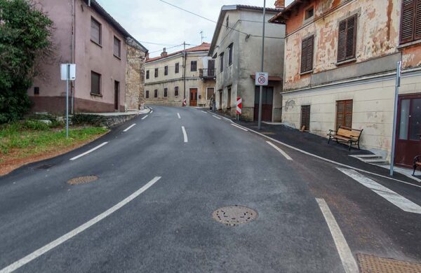 Ureditev ceste in izgradnja hodnika za pešce ob regionalni cesti v Dutovljah