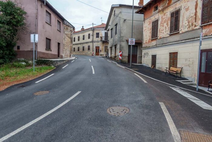 Ureditev ceste in izgradnja hodnika za pešce ob regionalni cesti v Dutovljah